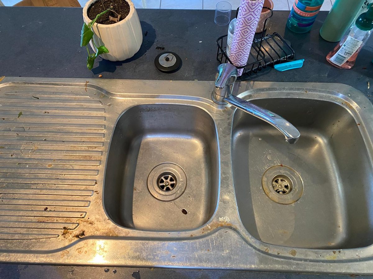 Dirty sink before cleaning